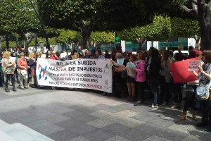 Peluqueros durante la concentración celebrada ante la sede del Ministerio de Hacienda.tyle