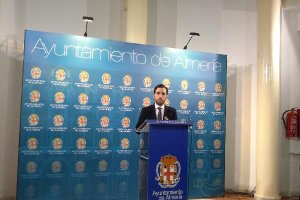 El portavoz del equipo de gobierno municipal, Carlos Sánchez, en rueda de prensa.tyle>.apq