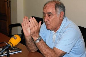 Martín Doblado abre la puerta de la casa del fútbol.e;clip:rect