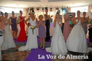 Las modelos muestran las colecciones con las que desfilaron en el Show Roomtyle>.apqj{posi