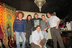 El equipo al completo para la presentación en ‘Cervezas del mundo’tyle>.apqj{position:abso