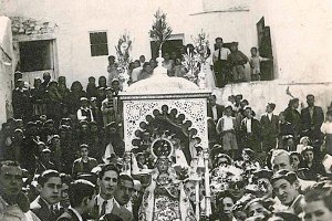 La procesión con la bajada de la patrona virgitana en los años 40tyle>.apqj{position:absol