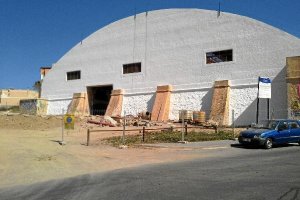 Vista de la fachada del almacén de Los Ángeles que se convertirá en un club deportivo especializado 
