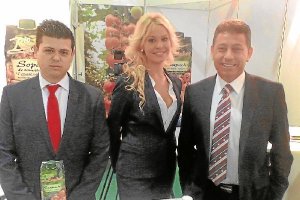 Francisco Belmonte, gerente de Biosabor, junto a empleados de la empresa en Berlín.tyle>.a