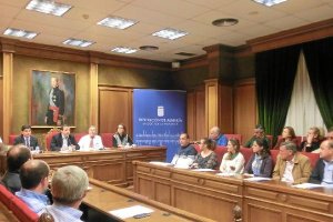 Una de las reuniones informativas mantenidas.x,