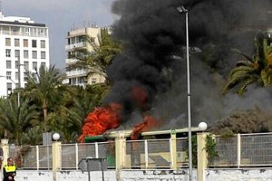 Imagen de las llamas saliendo del vehículo captada por un peatóntyle>.apqj{position:absolu