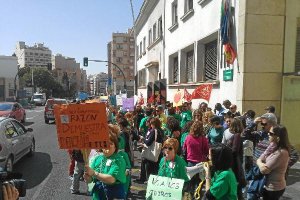 Las protestas se concentraron en la delegación territorial de Igualdad, Salud y Políticas Sociales.<
