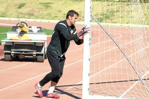 Esteban retirando una portería.o,469p