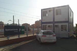 Instalación de casetas de obra en el parking de la estación de tren.tyle>.apqj{position:ab