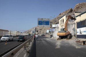 Trabajos de demolición en el acceso a Pescadería junto a almacenes La Foca.tyle>.apqj{posi