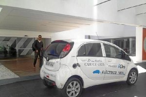 Un coche eléctrico en la puerta de uno de los hoteles del Cabo.