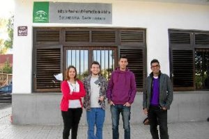 Cuatro de los alumnos premiados en el concurso. e;clip:rect(469