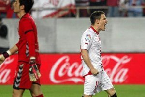 Gameiro celebra y Mariño se lamenta de haber encajado un nuevo gol.tyle>.apqj{position:abs