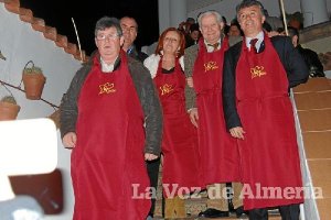 Cocineros almerienses con Rafael úbeda, homenajeado en la gala, posan con mandil de la asociación</t
