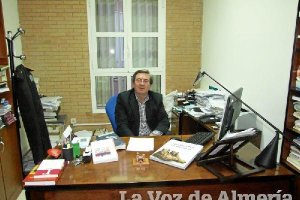 Fernando Martínez, en su despacho de la Universidad de Almeríae