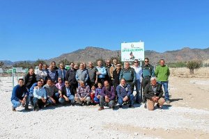 Aficionados a la colombicultura posan en el nuevo campo municipal de vuelo. La voztyle>.ap