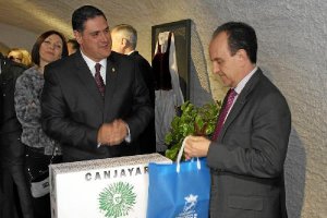 Francisco Alonso, Alcalde de Canjáyar, obsequia al Consejero de Turismo con productos de su municipi