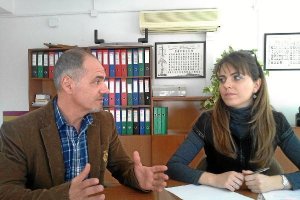 Joao y Rosa durante la entrevista en la Fundación Almería Social y Laboral.tyle>.apqj{posi