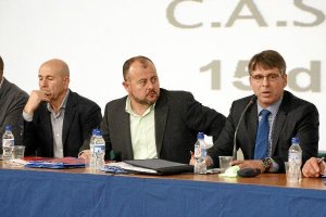Parte de la mesa de la asamblea de la CASI, con su presidente.e