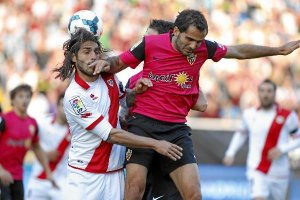 Verza en una jugada en Vallecas ante el Rayox,a