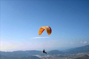 Un parapentista sobrevuela la Sierra de Gádor.x