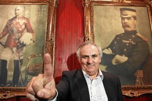 En cualquier momento Alfonso puede bajar el dedo.e;clip:rect(46