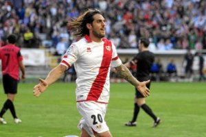 Larrivey celebra en plena locura en Vallecas pero Paco aún no lo ve.tyle>.apqj{position:ab