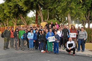 Participantes en la primera salida senderista con su pasaporte biosaludable.tyle>.apqj{pos