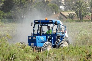 Tractor municipal en las tareas de fumigación de la zona.e;clip