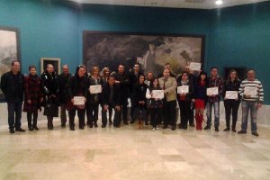 Responsables de los establecimientos premiados posan con el diploma entregado.tyle>.apqj{p