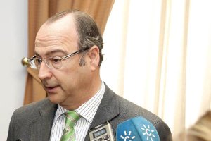 El alcalde, Luis Rogelio Rodríguez Comendador, anuncia el levantamiento de la playa de vías.</title>