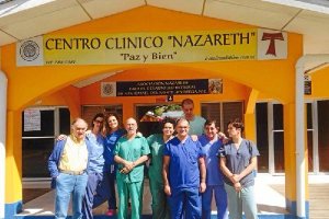 El grupo de nueve médicos y enfermeros que ha realizado operaciones de úlceras venosas, tumores  y h