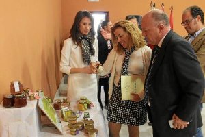 La delegada y el alcalde observan las conservas realizadas por las alumnas.tyle>.apqj{posi