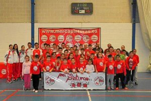 Jugadores/as de las Escuelas Municipales de Bádminton de Almería. tyle>.apqj{position:abso