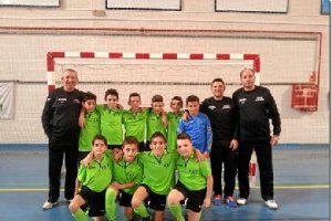 Los niños del Bayyana posan antes de afrontar una gran final.e;