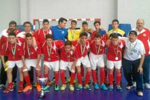 La Selección de Almería posa con la medalla de plata en Doña Mencía.tyle>.apqj{position:ab