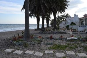 Los jardines de este residencial en La Ventilla están ganados a la playa con maceteros.tyl