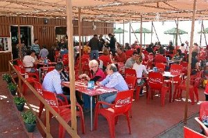 Los chiringuitos de las playas urbanas podrán tener una superficie total de 300 metros cuadrados.</t