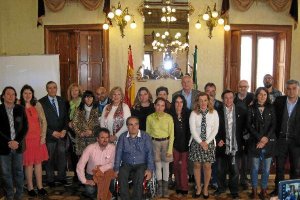 Foto de familia de las entidades y miembros de la Juntae;clip:r