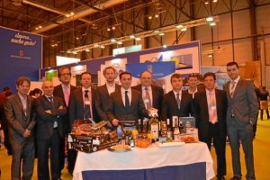 Javier A. García con empresarios almerienses en el Salón de Gourmetstyle>.apqj{position:ab