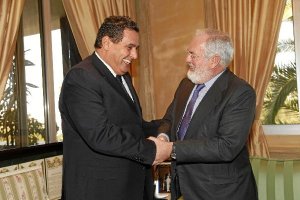 Los ministros de Agricultura marroquí y español en un encuentro.tyle>.apqj{position:absolu