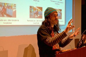 El hacker Chema Alonso en un momento de su charla en el Paraninfo de la UAL.tyle>.apqj{pos