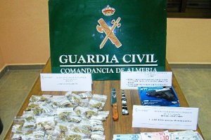 marihuana en pequeñas bolsas y dinero incautado en el registro.