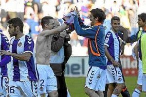 Los jugadores del Valladolid celebrando la victoria ante el Barça.tyle>.apqj{position:abso