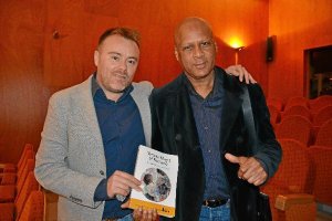 Salva Moya y Pintinho con la obra entre sus manos.e;clip:rect(4