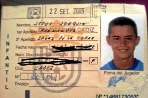 Este niño se está haciendo un hombre y un gran futbolista en el Almería.tyle>.apqj{positio