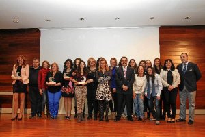 Foto de familia de las galardonadas en el Museo de Almeria.e;cl