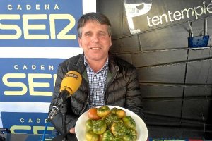 José María Andújar con un plato de buen tomate de la tierra en Tentempiétyle>.apqj{positio
