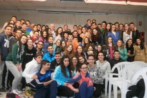 Alumnos de Albox con Manuel Gracia (arriba en el centro) y parte de la Corporación municipal.</title