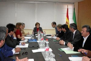 Reunión con alcaldes y representantes municipales celebrada esta mañana.tyle>.apqj{positio